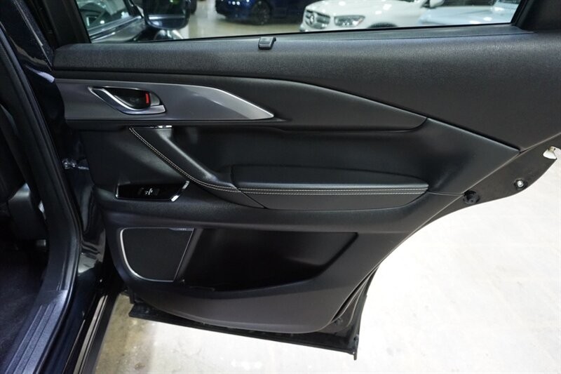 Mazda CX-9 Grand Touring Vehicle Full-screen Gallery Image 30