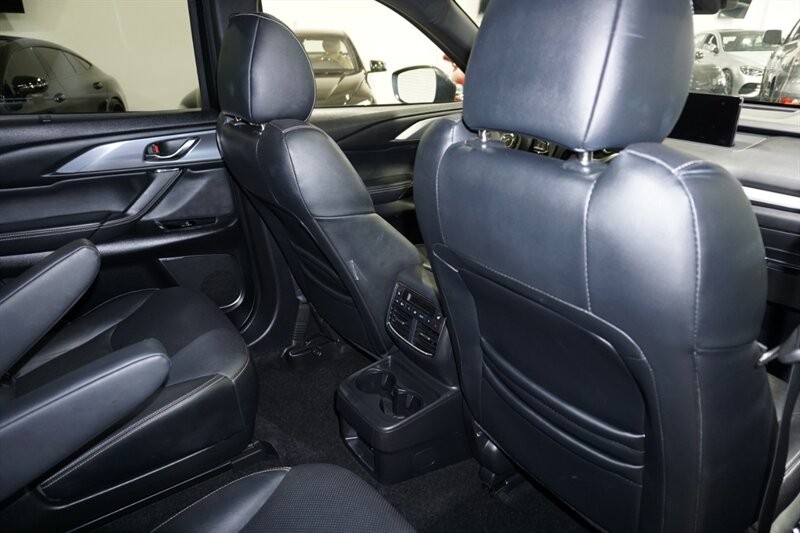 Mazda CX-9 Grand Touring Vehicle Full-screen Gallery Image 31