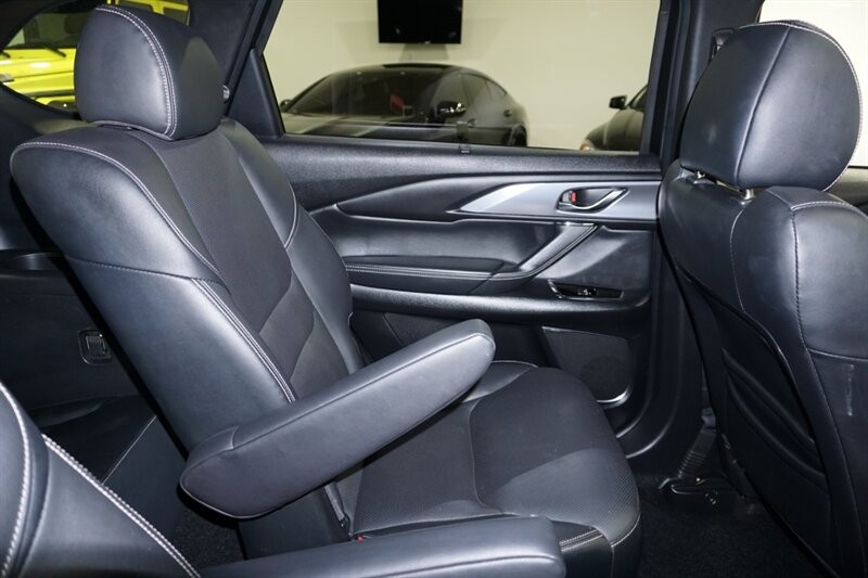 Mazda CX-9 Grand Touring Vehicle Full-screen Gallery Image 32