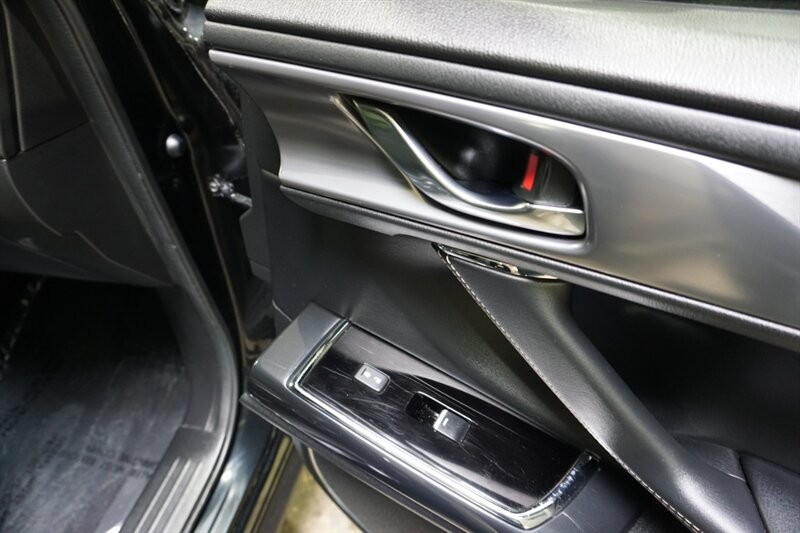 Mazda CX-9 Grand Touring Vehicle Full-screen Gallery Image 37