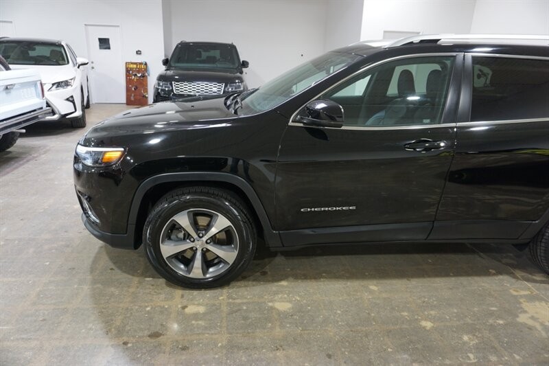 Jeep Cherokee Limited Vehicle Full-screen Gallery Image 03