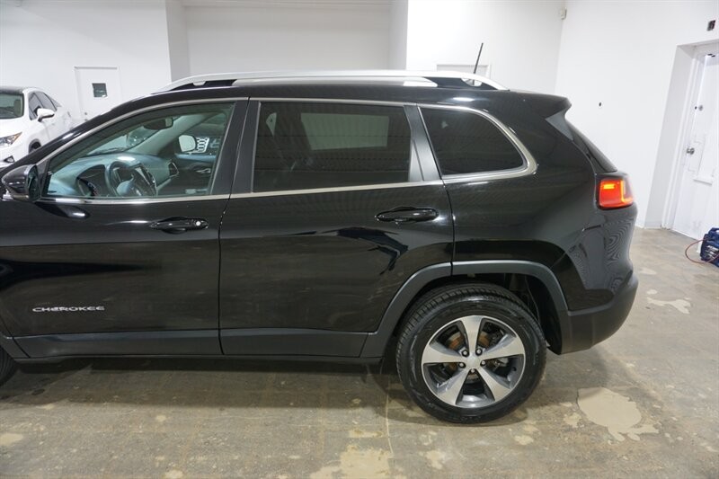 Jeep Cherokee Limited Vehicle Full-screen Gallery Image 04