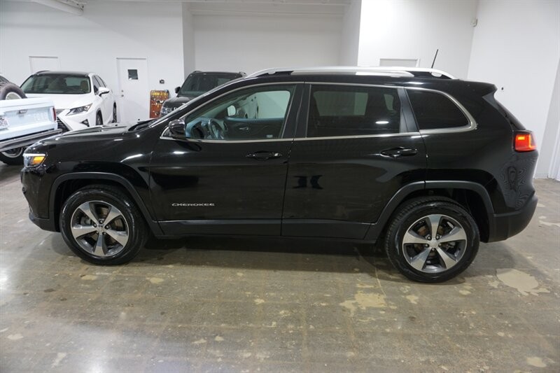 Jeep Cherokee Limited Vehicle Full-screen Gallery Image 05