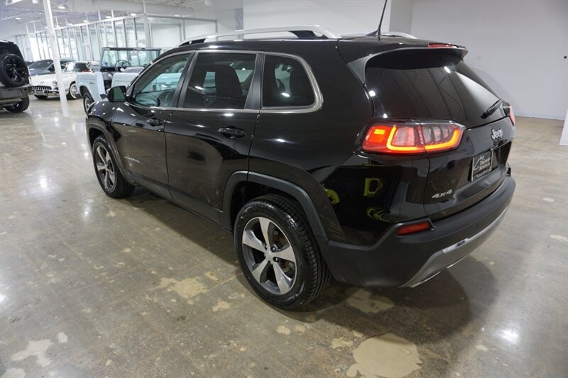 Jeep Cherokee Limited Vehicle Full-screen Gallery Image 06