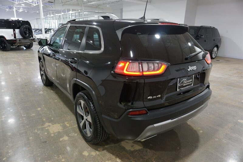 Jeep Cherokee Limited Vehicle Full-screen Gallery Image 07