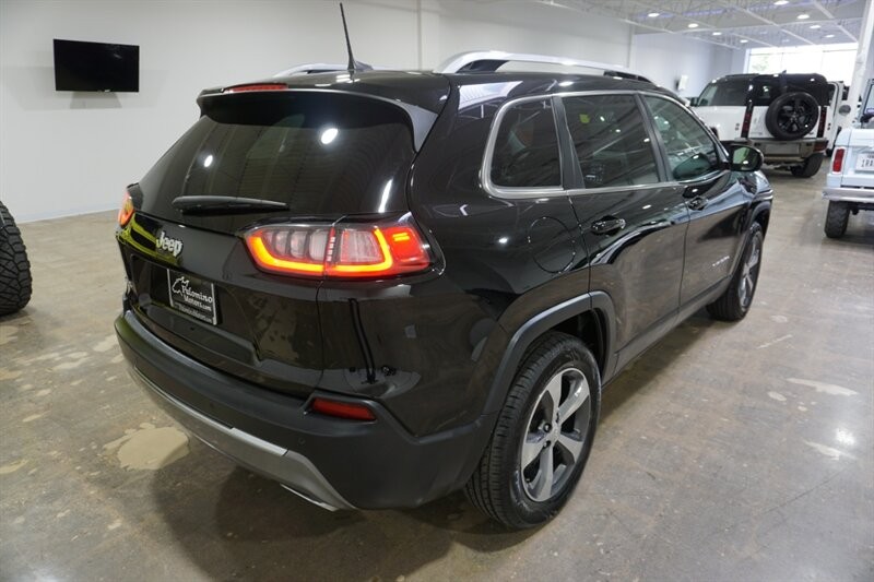 Jeep Cherokee Limited Vehicle Full-screen Gallery Image 09