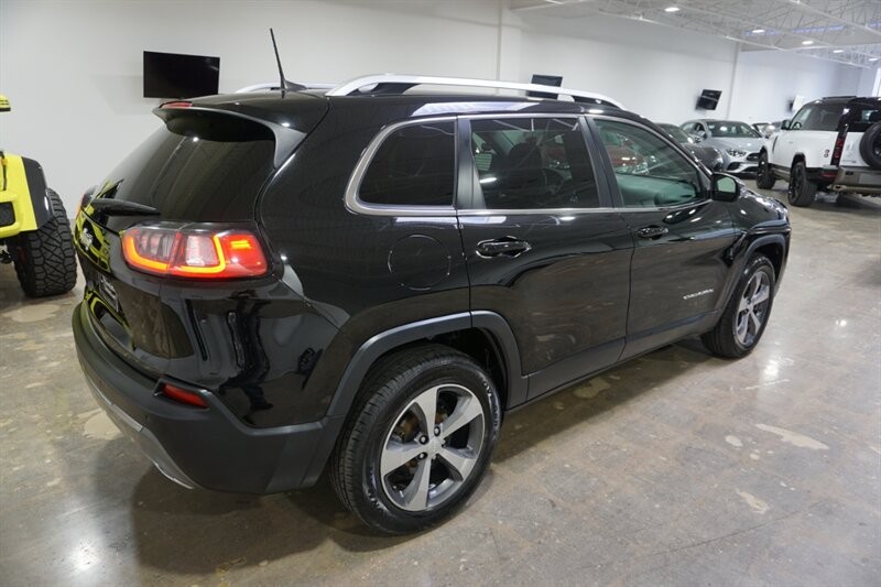 Jeep Cherokee Limited Vehicle Full-screen Gallery Image 10