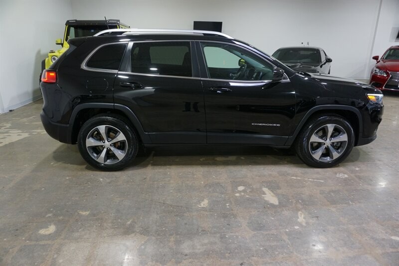 Jeep Cherokee Limited Vehicle Full-screen Gallery Image 11