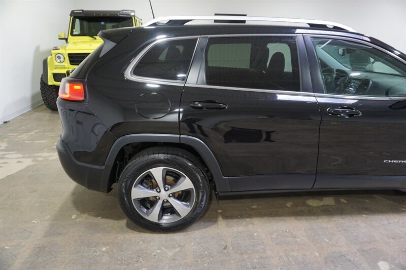 Jeep Cherokee Limited Vehicle Full-screen Gallery Image 12