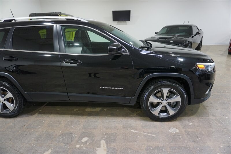 Jeep Cherokee Limited Vehicle Full-screen Gallery Image 13