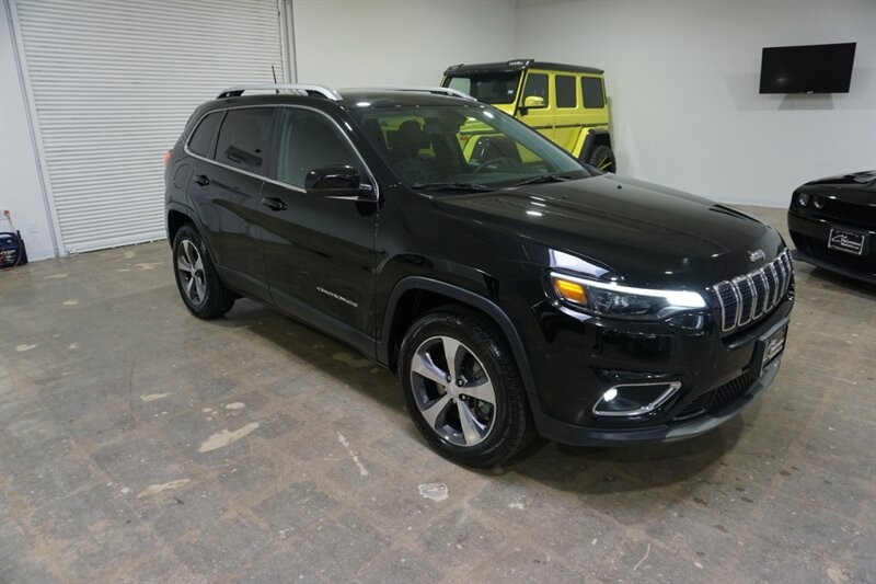 Jeep Cherokee Limited Vehicle Full-screen Gallery Image 14