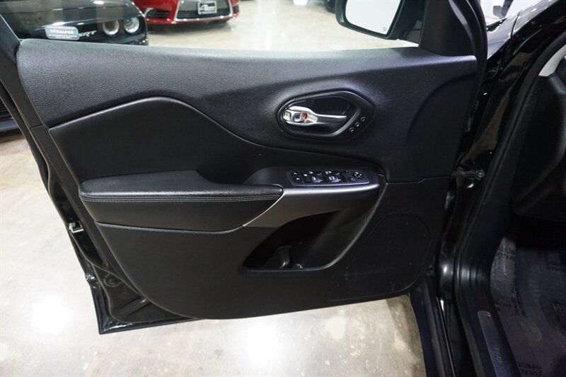 Jeep Cherokee Limited Vehicle Full-screen Gallery Image 17