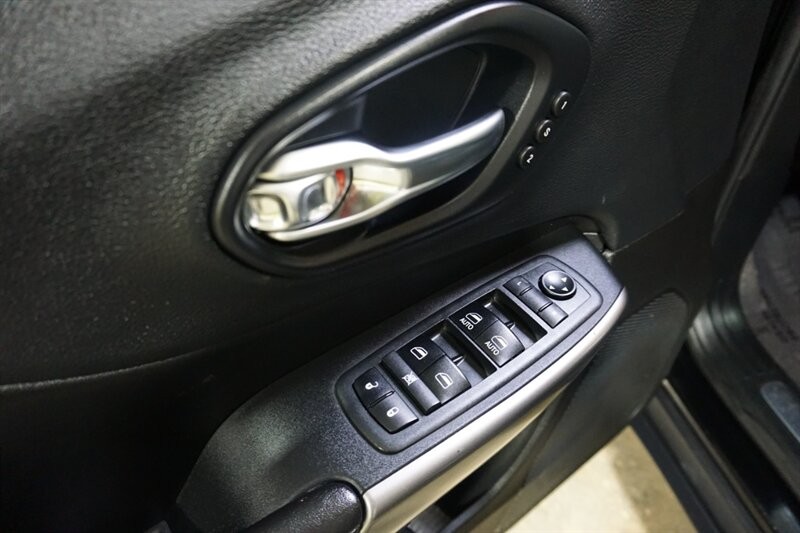 Jeep Cherokee Limited Vehicle Full-screen Gallery Image 18