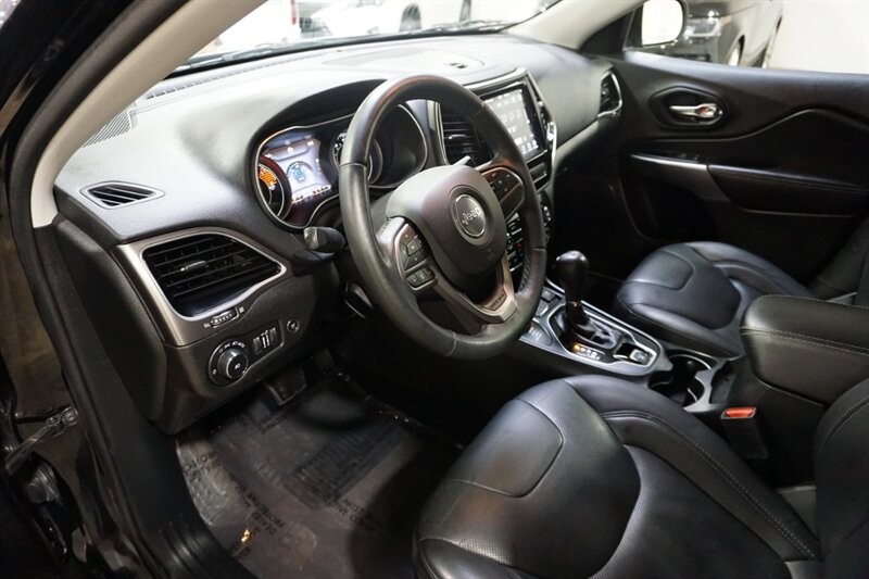 Jeep Cherokee Limited Vehicle Full-screen Gallery Image 19