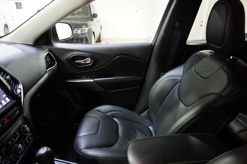 Jeep Cherokee Limited Vehicle Full-screen Gallery Image 20