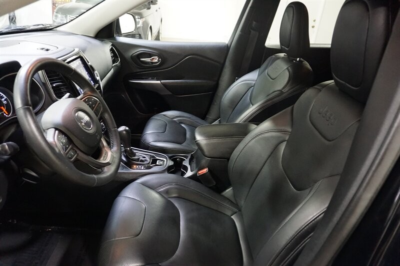 Jeep Cherokee Limited Vehicle Full-screen Gallery Image 21