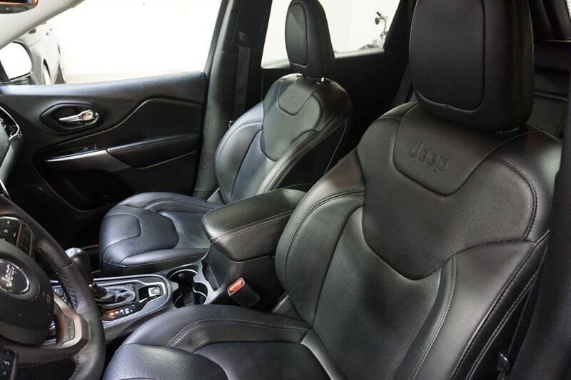 Jeep Cherokee Limited Vehicle Full-screen Gallery Image 22