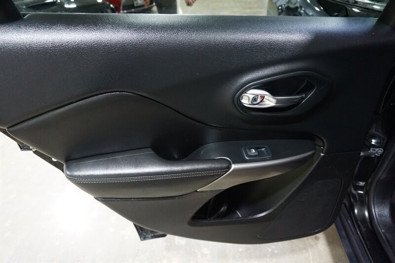 Jeep Cherokee Limited Vehicle Full-screen Gallery Image 23