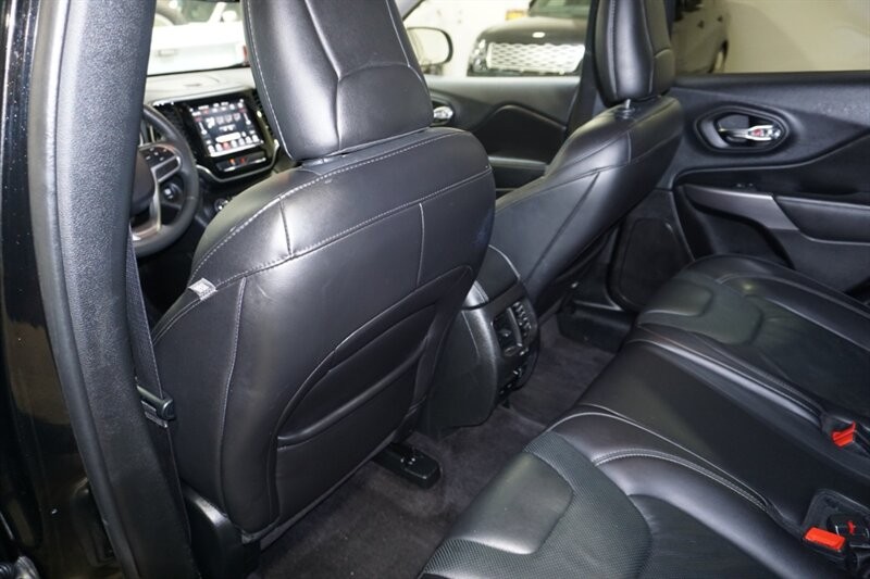 Jeep Cherokee Limited Vehicle Full-screen Gallery Image 24