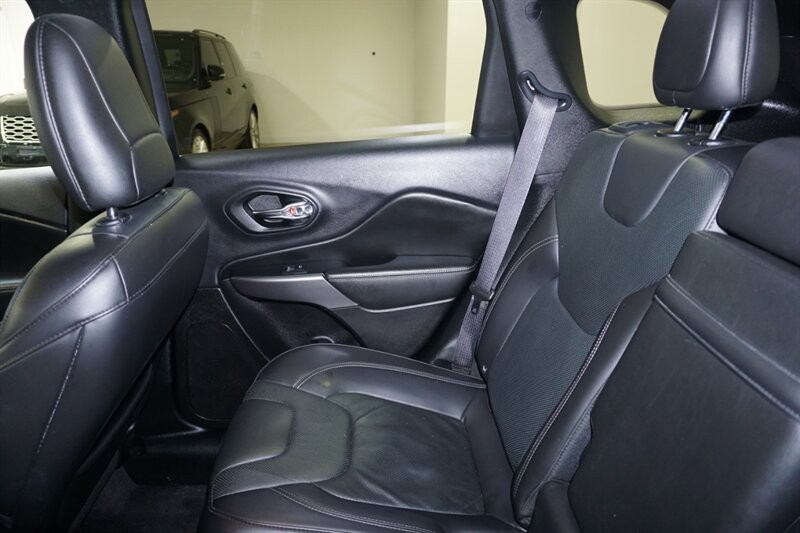 Jeep Cherokee Limited Vehicle Full-screen Gallery Image 25