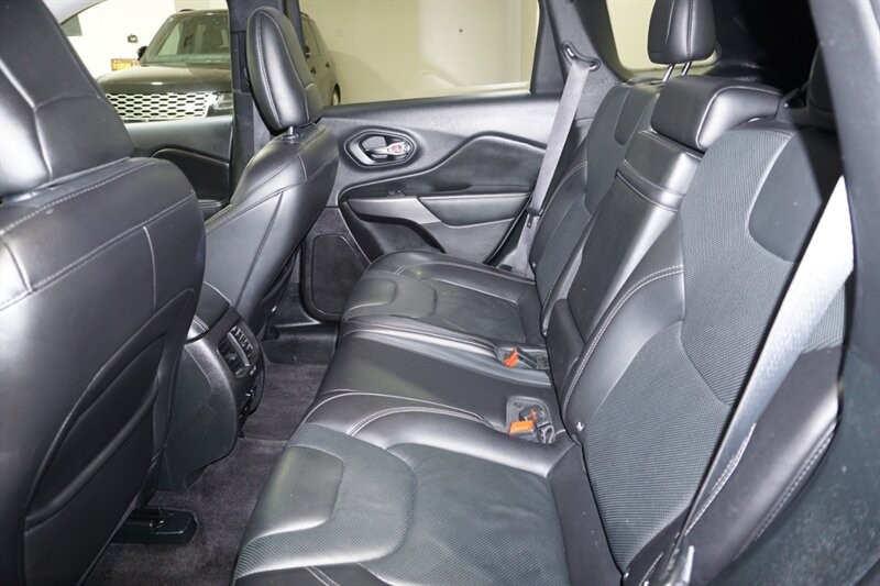 Jeep Cherokee Limited Vehicle Full-screen Gallery Image 26