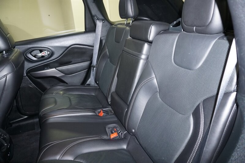 Jeep Cherokee Limited Vehicle Full-screen Gallery Image 27