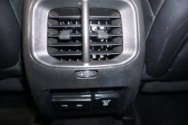 Jeep Cherokee Limited Vehicle Full-screen Gallery Image 28