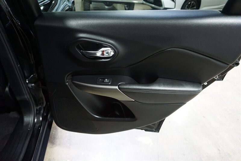 Jeep Cherokee Limited Vehicle Full-screen Gallery Image 29