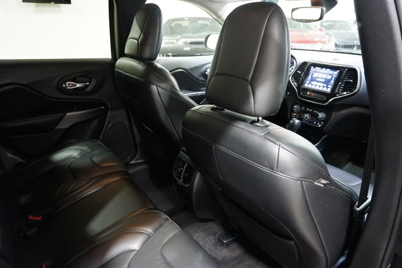 Jeep Cherokee Limited Vehicle Full-screen Gallery Image 30