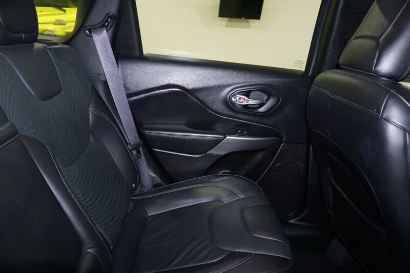 Jeep Cherokee Limited Vehicle Full-screen Gallery Image 31