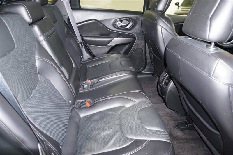 Jeep Cherokee Limited Vehicle Full-screen Gallery Image 32