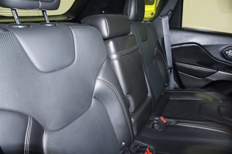 Jeep Cherokee Limited Vehicle Full-screen Gallery Image 33