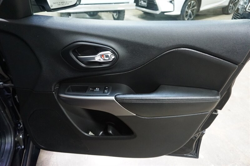 Jeep Cherokee Limited Vehicle Full-screen Gallery Image 34