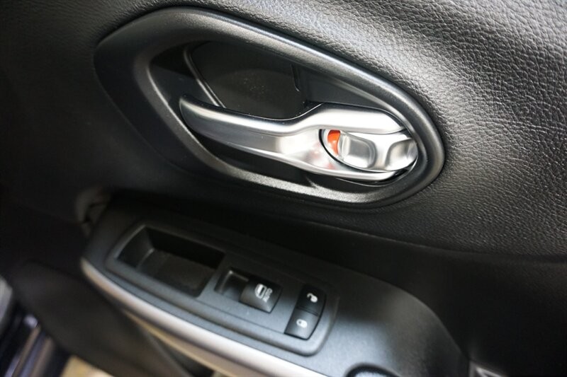 Jeep Cherokee Limited Vehicle Full-screen Gallery Image 35