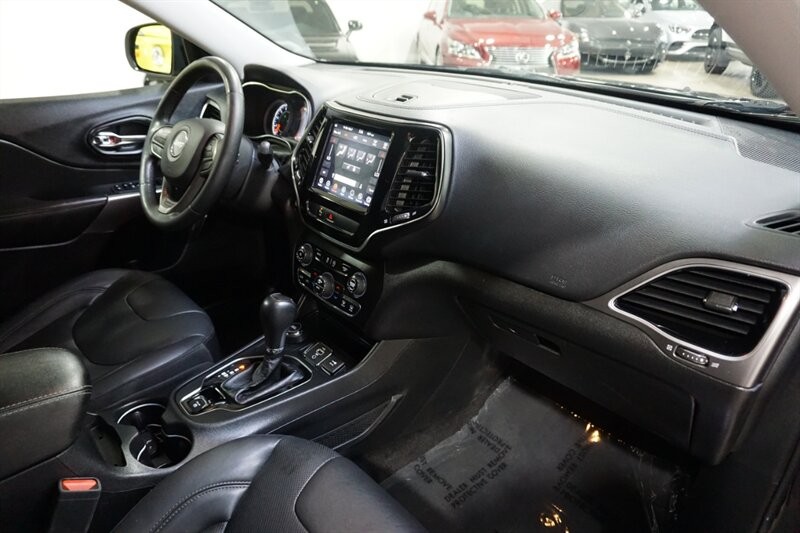 Jeep Cherokee Limited Vehicle Full-screen Gallery Image 36