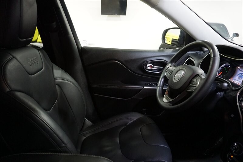 Jeep Cherokee Limited Vehicle Full-screen Gallery Image 37