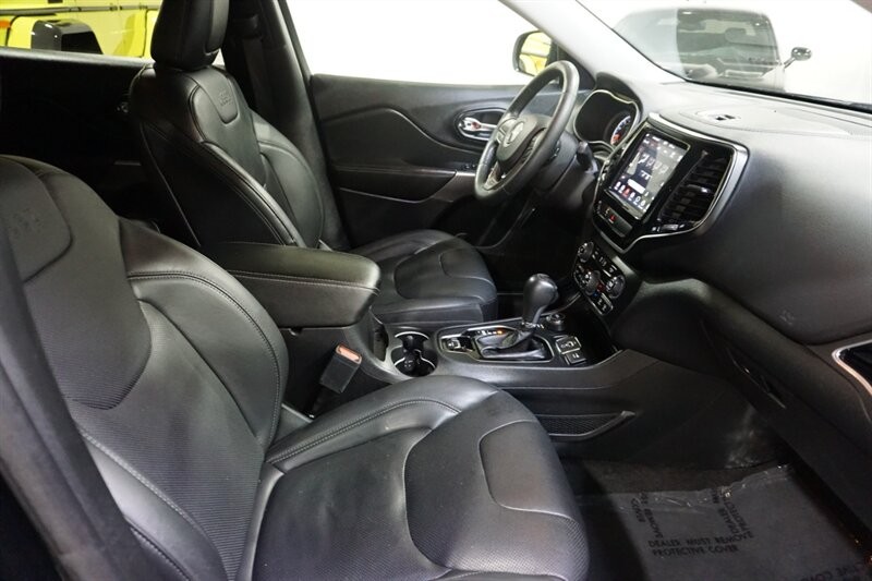 Jeep Cherokee Limited Vehicle Full-screen Gallery Image 38