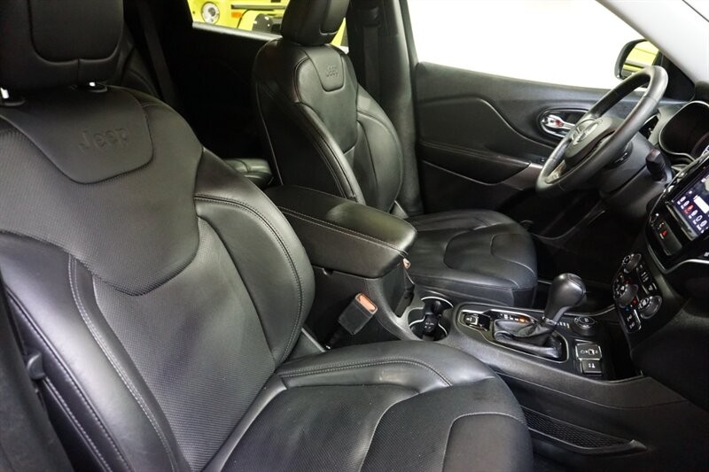 Jeep Cherokee Limited Vehicle Full-screen Gallery Image 39