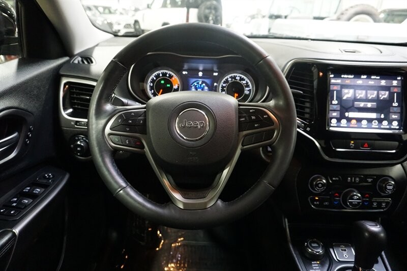 Jeep Cherokee Limited Vehicle Full-screen Gallery Image 40