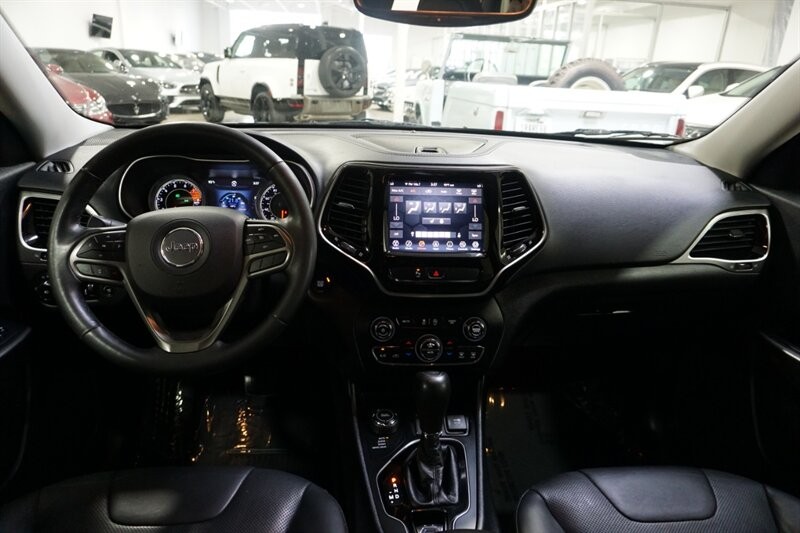 Jeep Cherokee Limited Vehicle Full-screen Gallery Image 41