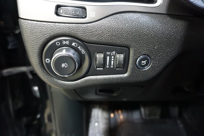 Jeep Cherokee Limited Vehicle Full-screen Gallery Image 42