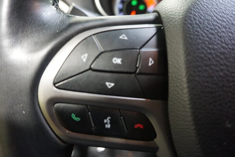 Jeep Cherokee Limited Vehicle Full-screen Gallery Image 43