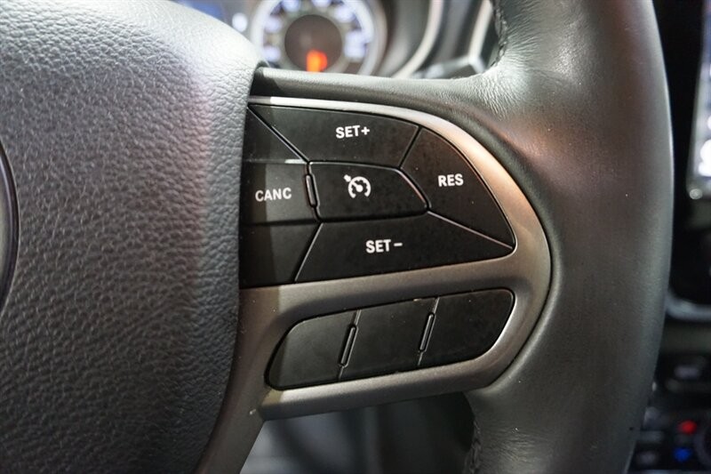 Jeep Cherokee Limited Vehicle Full-screen Gallery Image 44