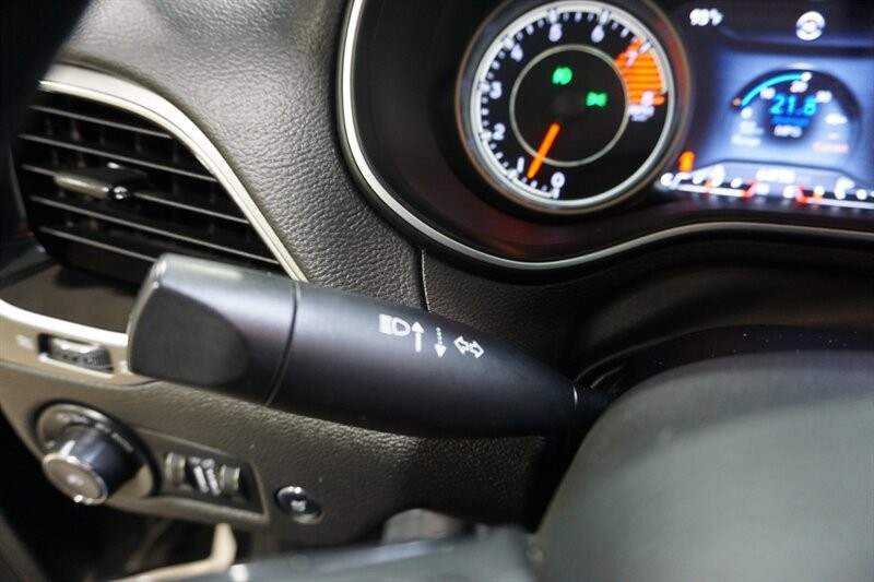 Jeep Cherokee Limited Vehicle Full-screen Gallery Image 45