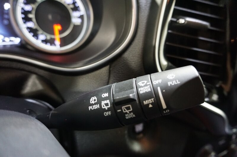 Jeep Cherokee Limited Vehicle Full-screen Gallery Image 46