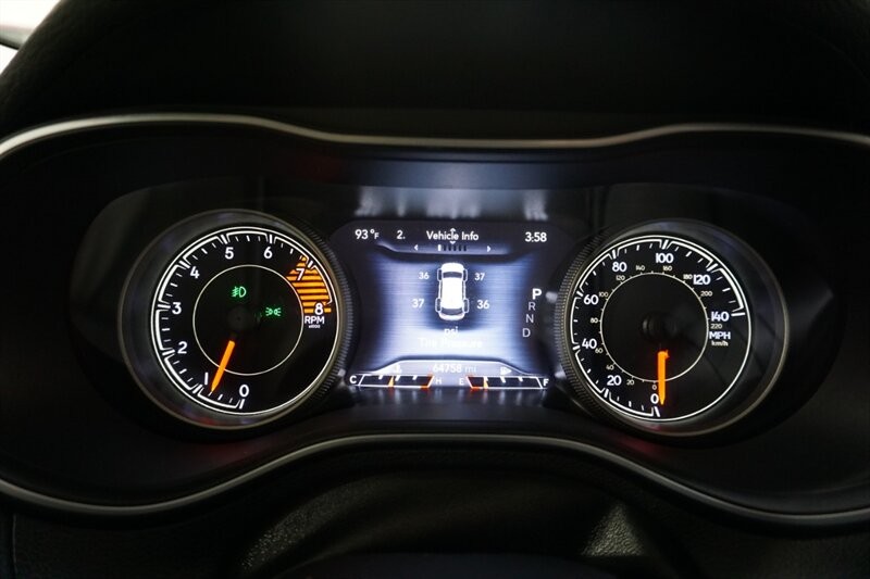 Jeep Cherokee Limited Vehicle Full-screen Gallery Image 49