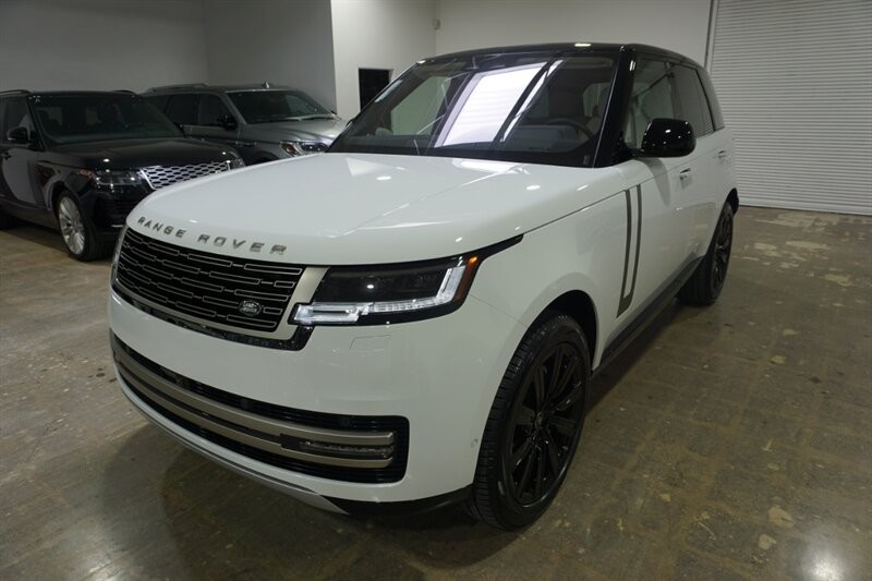 Land Rover Range Rover P 400 SE Vehicle Full-screen Gallery Image 02