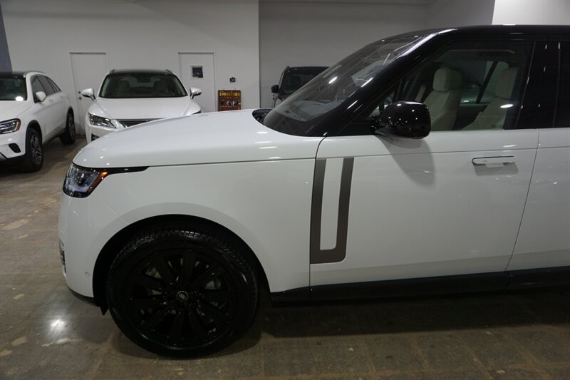 Land Rover Range Rover P 400 SE Vehicle Full-screen Gallery Image 03