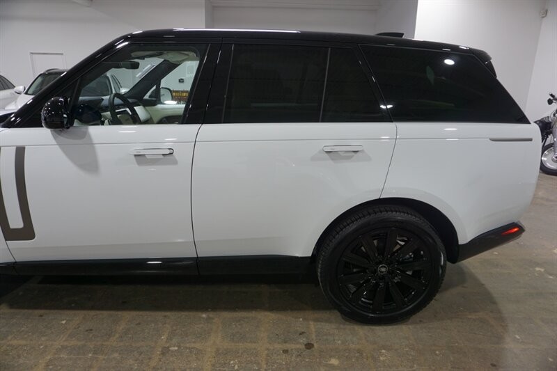 Land Rover Range Rover P 400 SE Vehicle Full-screen Gallery Image 04