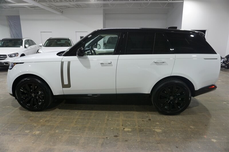 Land Rover Range Rover P 400 SE Vehicle Full-screen Gallery Image 05